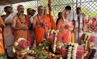 H.H. Swamiji with Swami Narayangiriji Maharaj with Rani Usha Devi praying at the kalashas